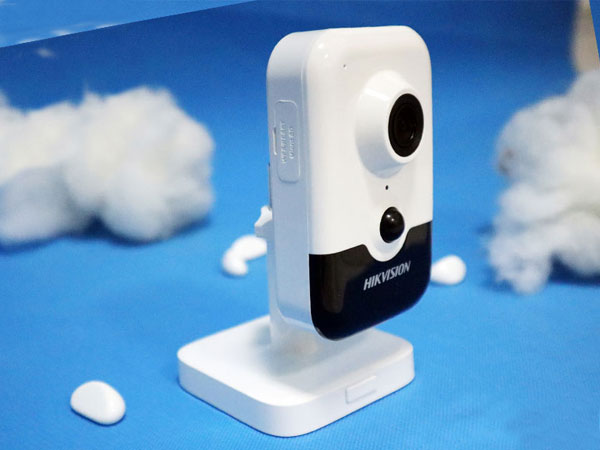 Camera Cube mini hồng ngoại 10m Hikvision DS-2CD2423G0-IW
